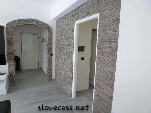 Come arredare terrazzo piccolo con piante accessori erba piastrelle Parete in pietra finta per interni ed esterni