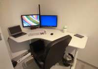 Postazione PC: scrivania, poltrona IKEA e supporto multi-monitor da tavolo